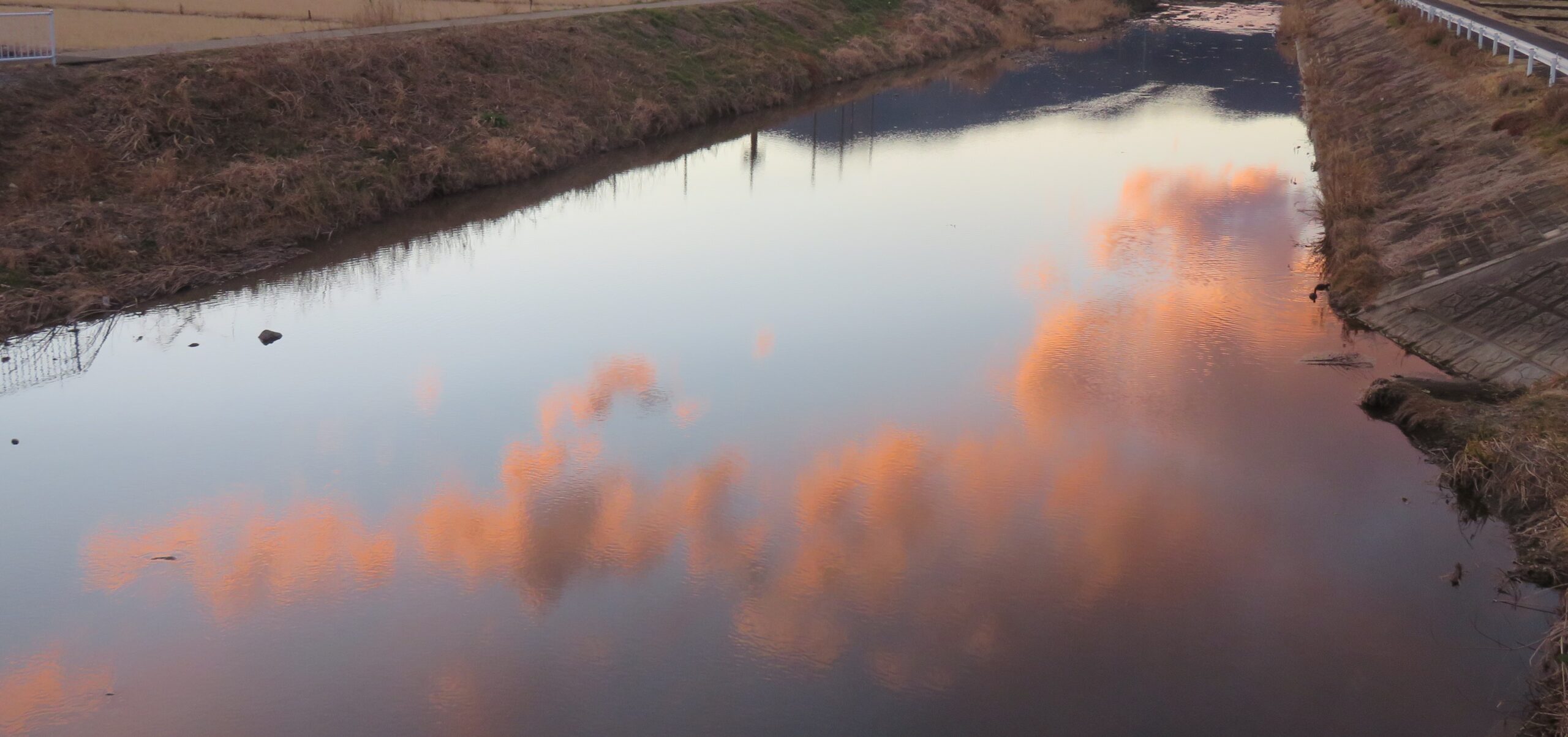 早春の山の夕暮れキノコ雲ダリの暗示よ崩れる水面