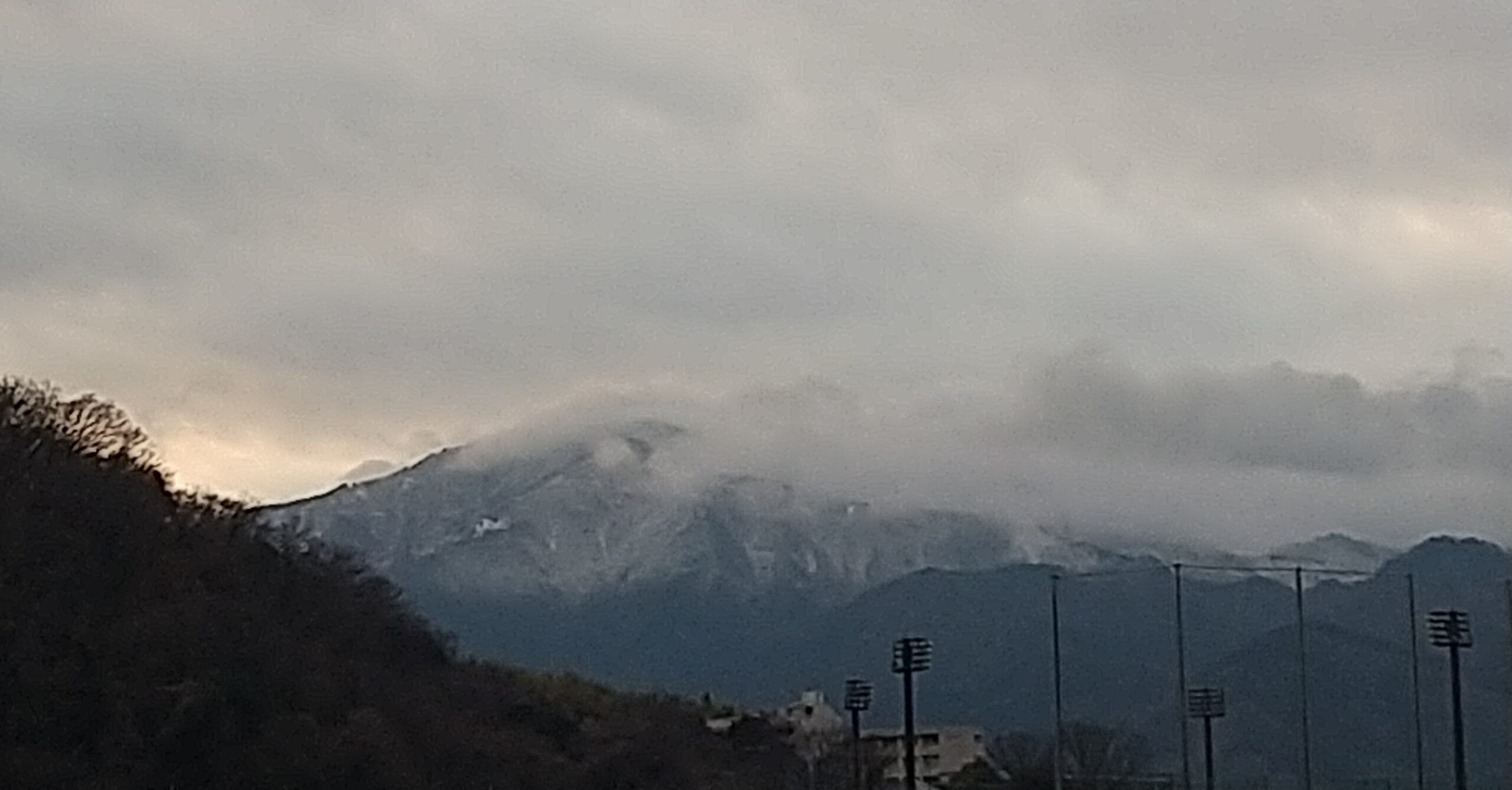 飛行士帽耳あて深き節分の里歩きかな山は初雪